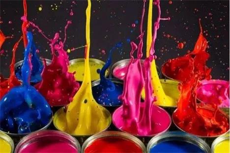 Quels facteurs affectent la solidité de l'adhérence de l'encre ?